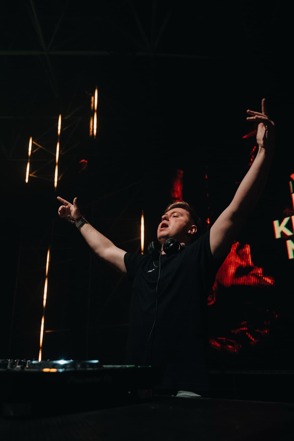 Max Keller performing